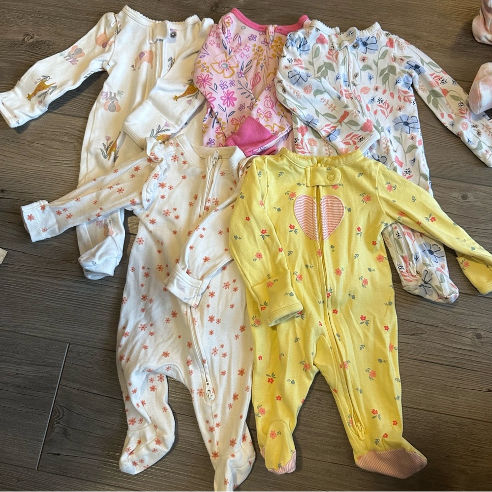 💟 BOGO! Baby girl NB sleepers bundle of 5 floral & animal print